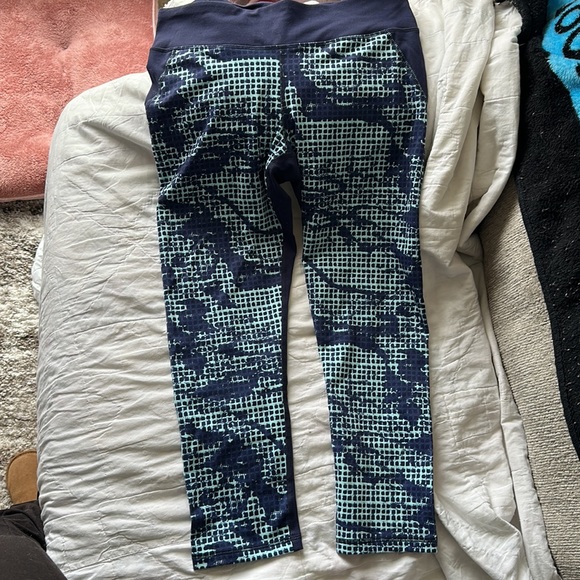UA Capris - Picture 2 of 3
